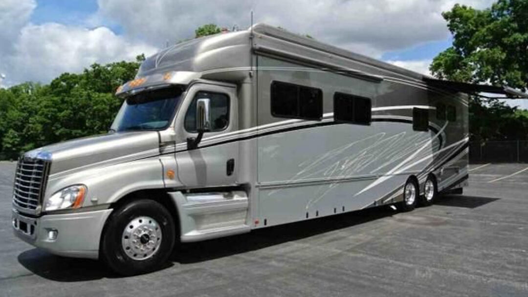 Horse-Trailer-With-Hay-Pod-By-Equine-Motorcoach